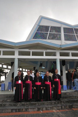 Đức Cha Matthêô đi dự lễ khai mạc Năm Thánh giáo phận Đà Nẵng