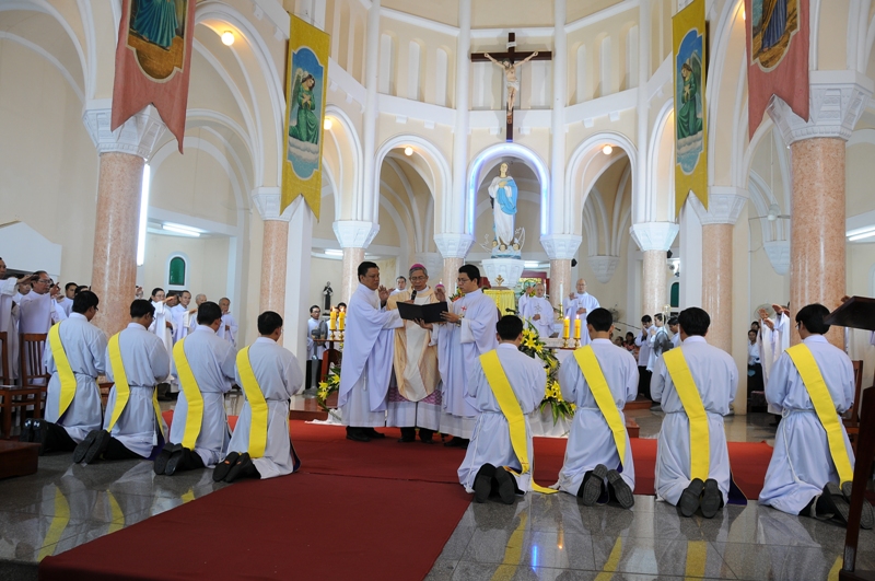 Thánh lễ truyền chức linh mục tại nhà thờ chính tòa Qui Nhơn 04.01.2013