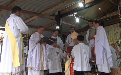 Lễ truyền chức linh mục cho năm thầy phó tế tại nhà thờ chính tòa Kon tum