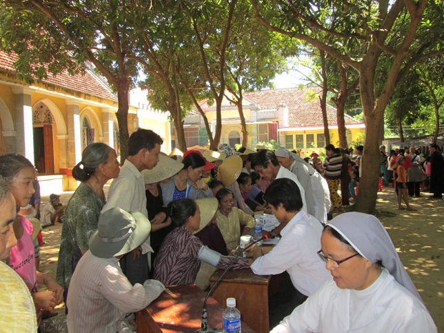 Hai phái đoàn từ thiện về Giáo Xứ Nam Bình