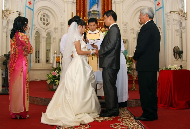 Về phương diện Giáo Luật, những điểm nào trong phong tục tập quán Việt Nam về hôn nhân có thể thích nghi?