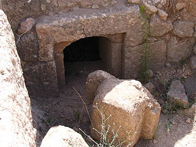Tảng đá lấp cửa mộ Chúa Giêsu: hình dĩa tròn hay hình nút chai?