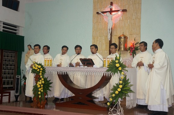 Các tân linh mục dâng thánh lễ tạ ơn tại Dòng Mến Thánh Giá Qui Nhơn