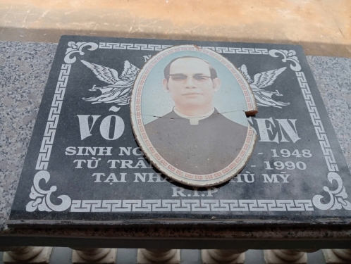 Nghi thức cải táng hài cốt cha Simon Tôn và cha Giuse Võ Đình Sen về tại Nghĩa trang Linh mục Làng Sông