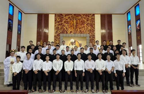 Nghi thức Dấn thân của sáu Thầy Đại Chủng Sinh tốt nghiệp Thần học khóa 19 Đại chủng viện Sao Biển Nha Trang