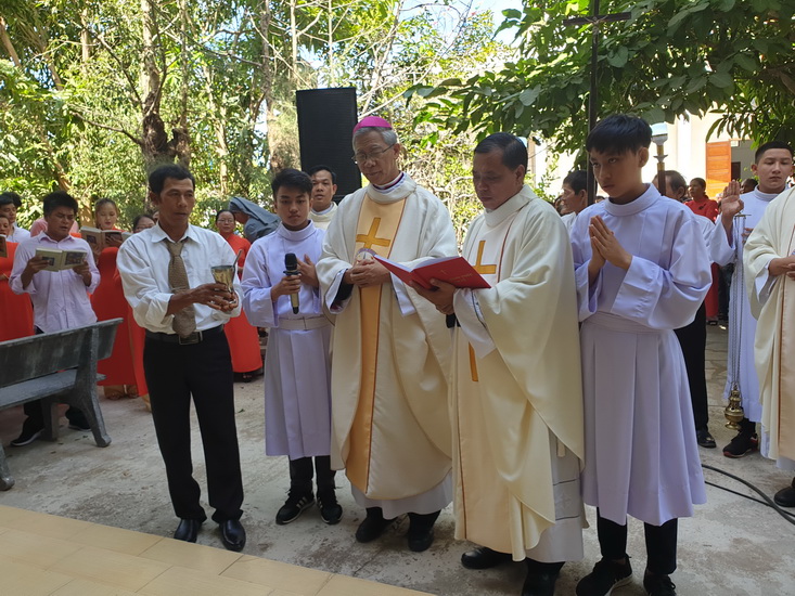Đức Giám mục làm phép nhà giáo lý và cử hành lễ Thánh Tâm Chúa Giêsu tại Giáo xứ Hội Lộc