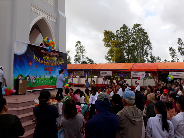Hội chợ Xuân Yêu Thương tại nhà thờ Hòa Mục
