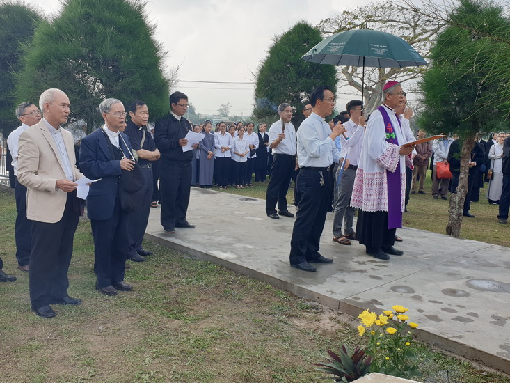 Thánh lễ Tất niên và cầu nguyện cho các bậc tiền nhân tại Làng Sông