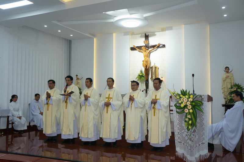 Thánh lễ tạ ơn của quý Tân Linh mục tại Hội Dòng Mến Thánh Giá Qui Nhơn