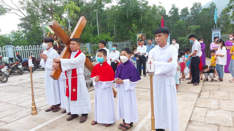 Tam nhật thánh và Lễ Phục sinh tại giáo họ Ba Tơ