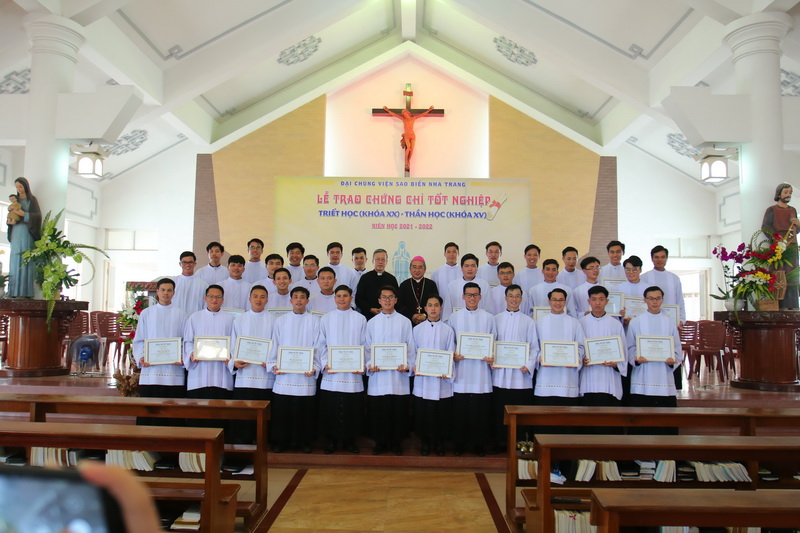 Thánh lễ bế giảng năm học 2021-2022 và trao chứng chỉ tốt nghiệp cho quý thấy ĐCVSB Nha Trang