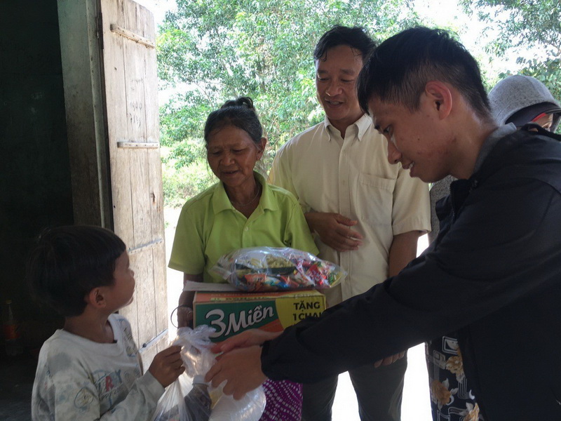 Chuyến thăm viếng và chia sẻ yêu thương  của Chủng sinh Chủng viện Qui Nhơn đến Giáo xứ Sơn Giang